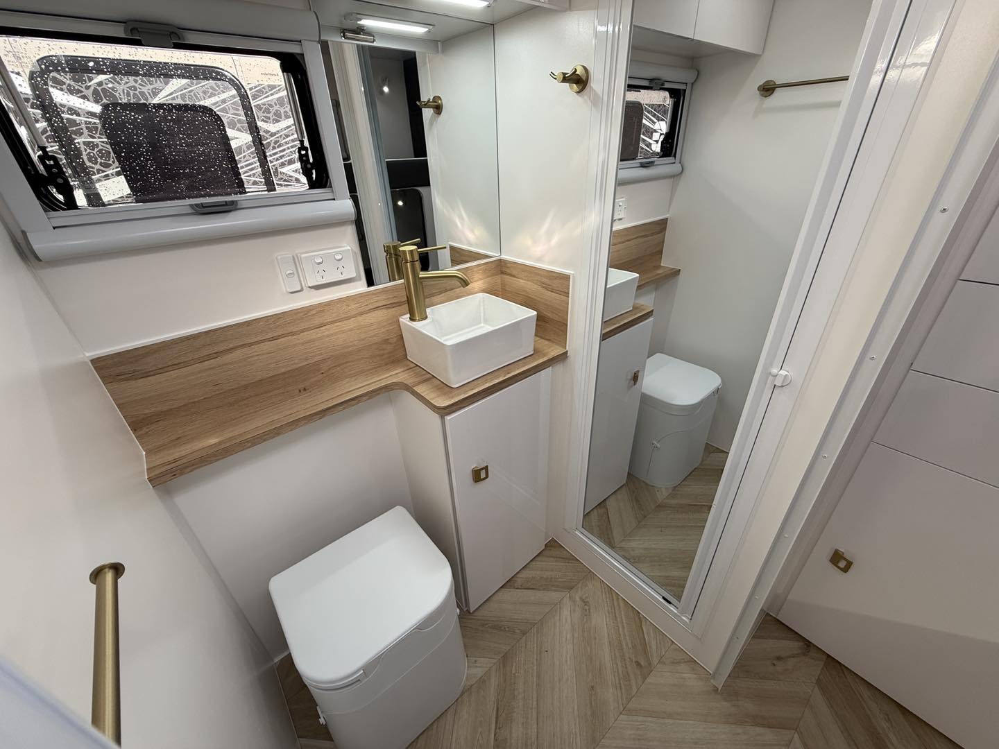 Hike RV Grand Rover Ultra Family Caravan - Image 4