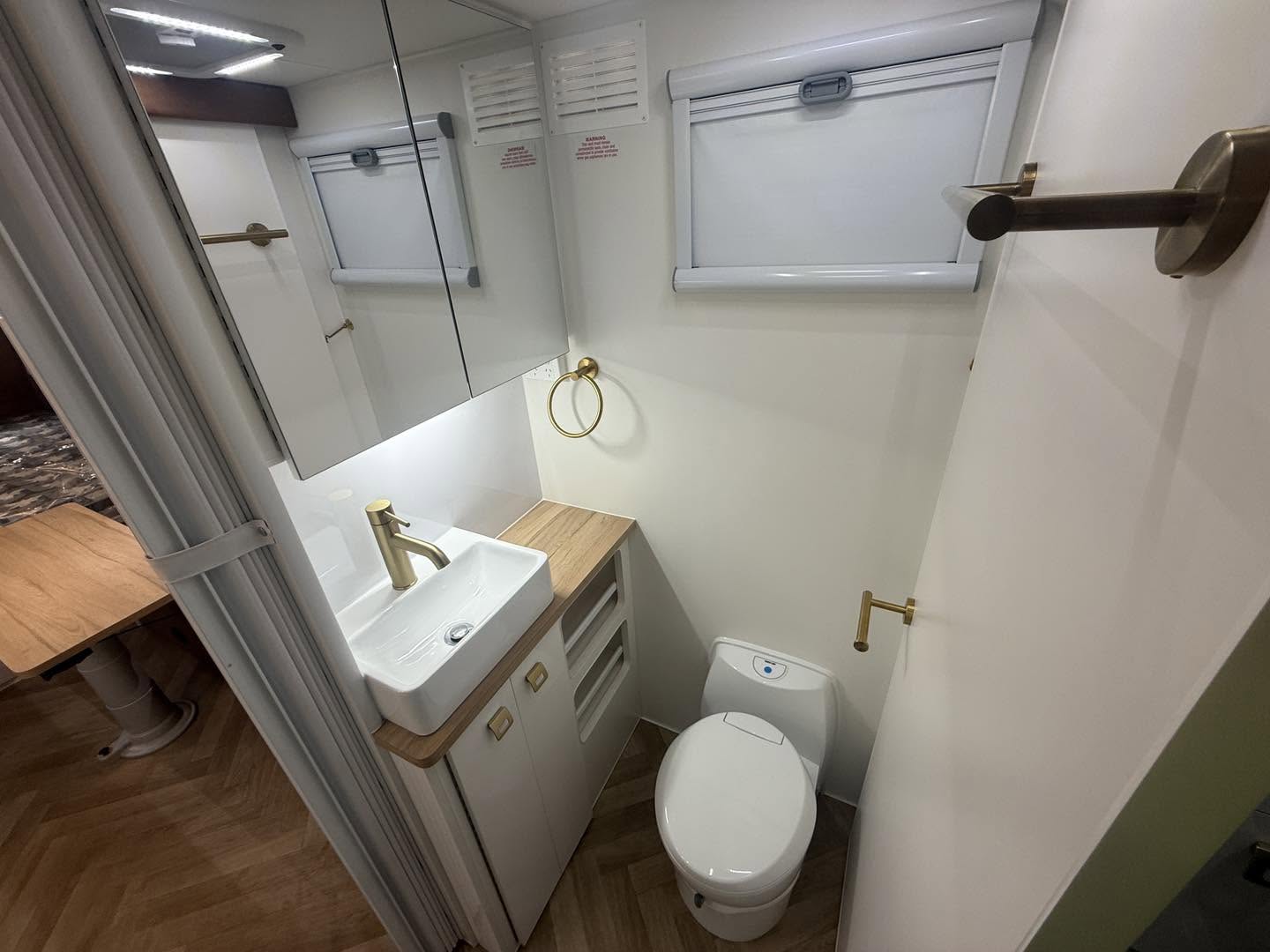 Hike RV Grand Rover Double Bunk - NEW LAYOUT - Image 8